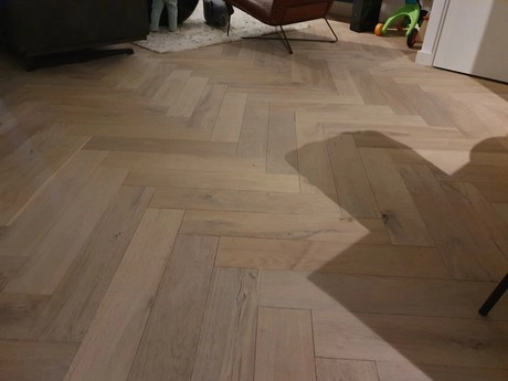 houten vloer met visgraatmotief in woonkamer