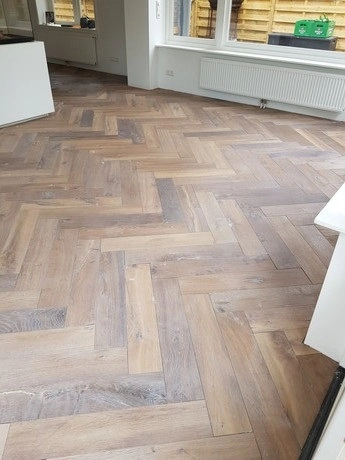 houten vloer met visgraatpatroon in een kamer