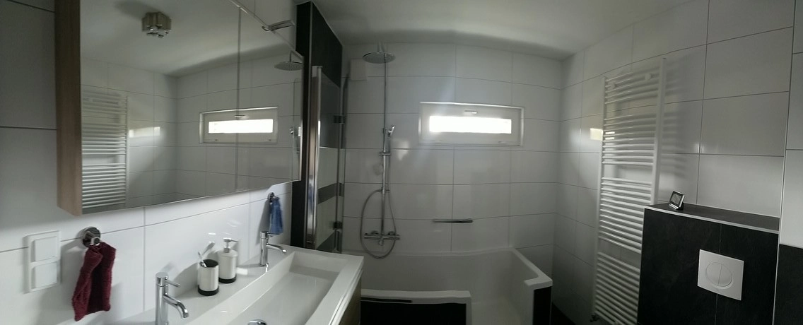 moderne badkamer met bad en wastafel