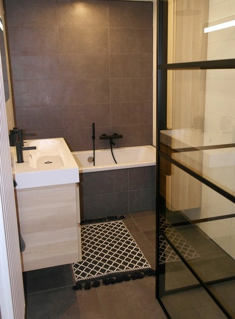 moderne badkamer met bad en wastafelmeubel