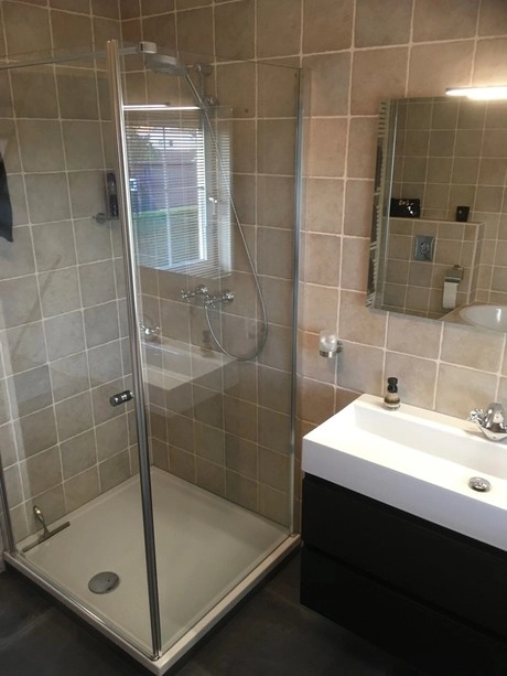 moderne badkamer met douche en wastafel