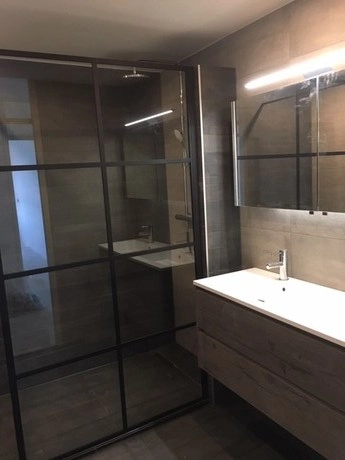 moderne badkamer met glazen douchewand en wastafel