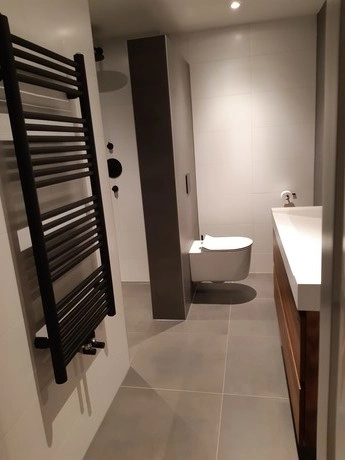 moderne badkamer met toilet en wastafel
