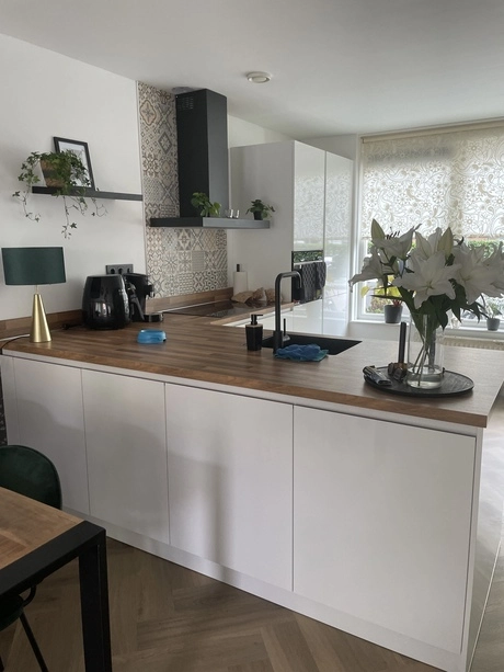 moderne keuken met bloemen en koffiemachine