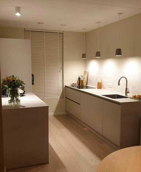 moderne keuken met bloemen op het aanrecht