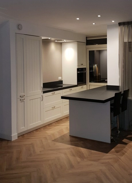 moderne keuken met een hoekvormig aanrechtblad