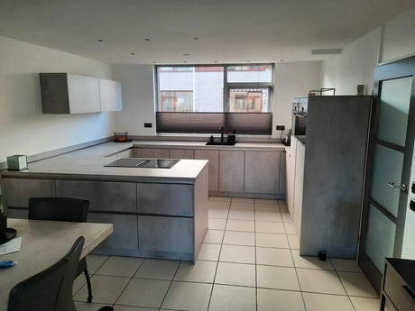 moderne keuken met grijze kasten en eiland