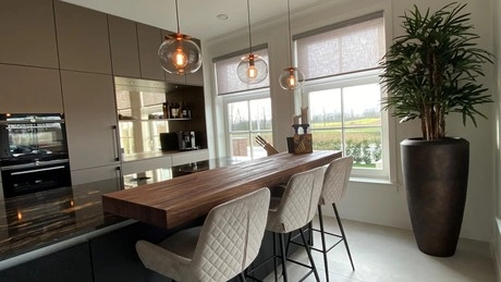 moderne keuken met houten tafel en hanglampen