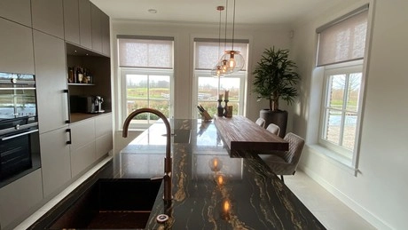 moderne keuken met marmeren eiland en tafel