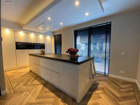 moderne keuken met strak design en kookeiland