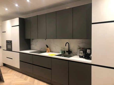 moderne keuken met zwart witte kasten en apparaten