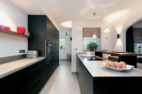 moderne keuken met zwarte kasten en fruit