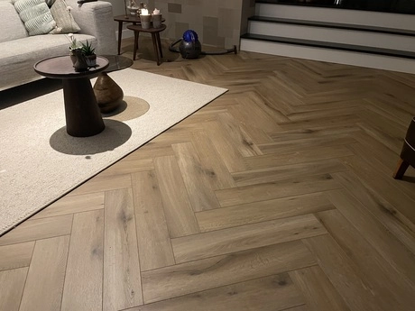 moderne woonkamer met visgraat houten vloer