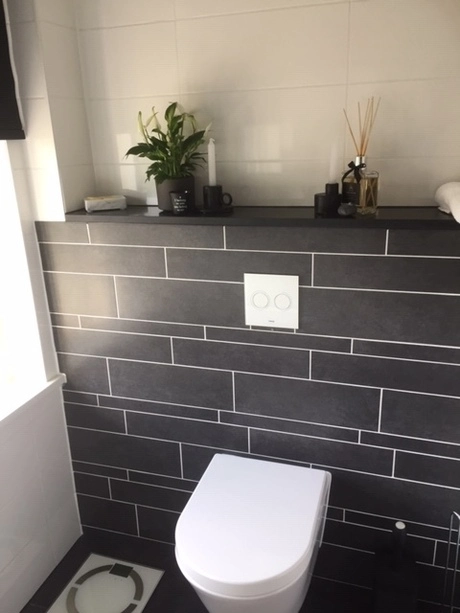zwart witte badkamer met modern toilet