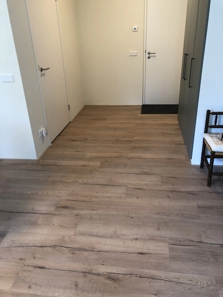 gang met houten vloer en lichte muren