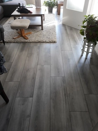 grijze houten vloer in een moderne woonkamer