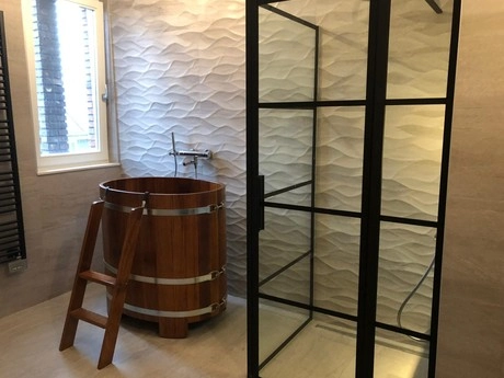 houten badkuip en douche in moderne badkamer