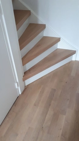 houten trap in een minimalistische binnenruimte