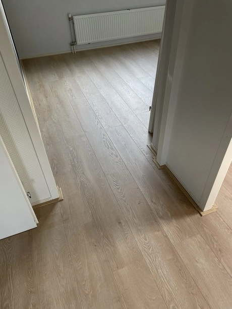 houten vloer in een lege kamer