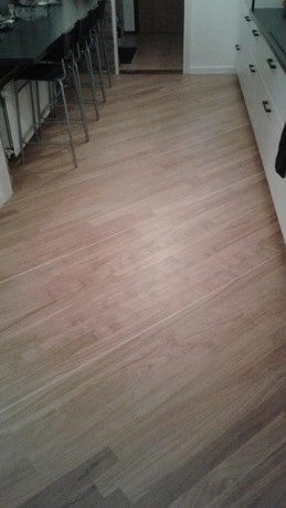 houten vloer in een moderne keuken