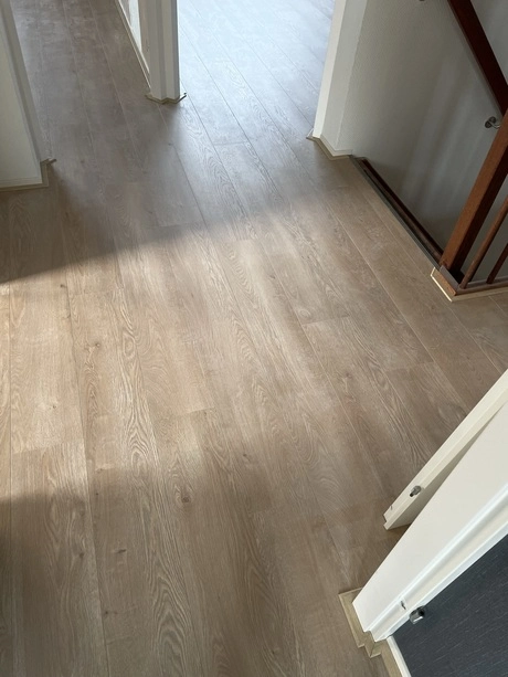 houten vloer in een zonnige gang