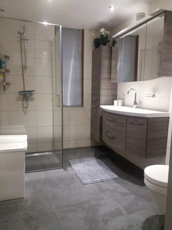 moderne badkamer met douche en wastafelmeubel