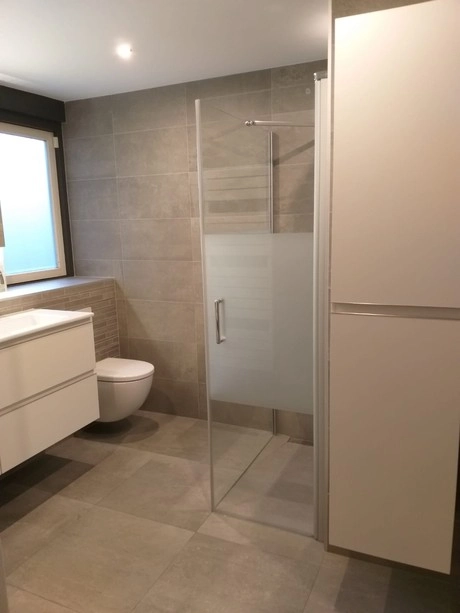 moderne badkamer met glazen douchewand en toilet