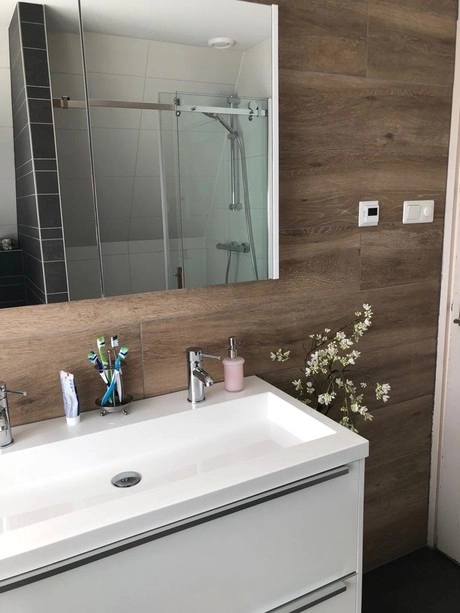 moderne badkamer met houten muur en planten