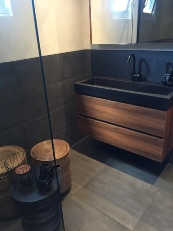 moderne badkamer met houten wastafelmeubel en decoratie