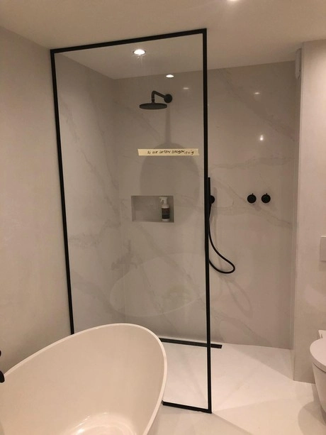 moderne badkamer met inloopdouche en badkuip