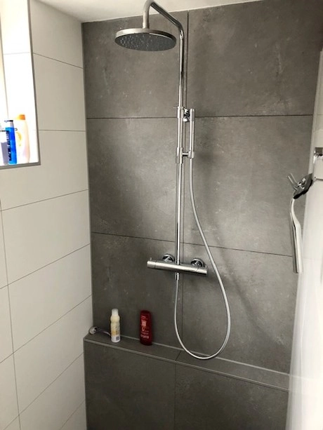 moderne douche met grijze en witte tegels