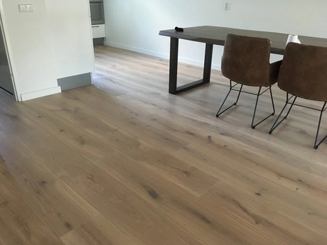 moderne eetkamer met houten vloer en tafel