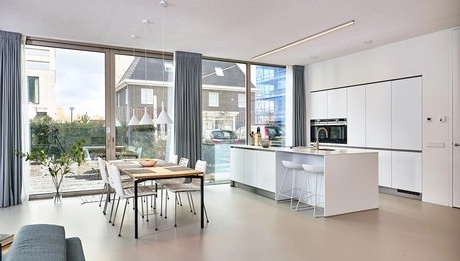 moderne keuken en eetkamer met veel licht
