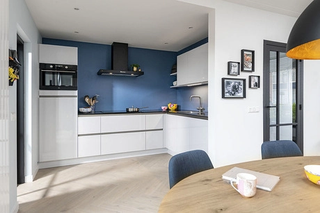 moderne keuken met blauwe muur en eettafel