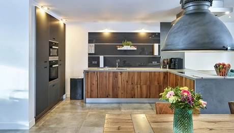 moderne keuken met bloemen op de tafel