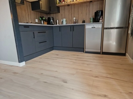moderne keuken met donkergrijze kasten en apparaten