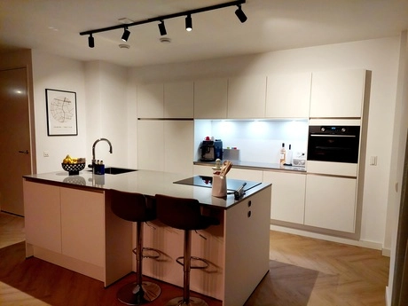 moderne keuken met een eiland en barkrukken