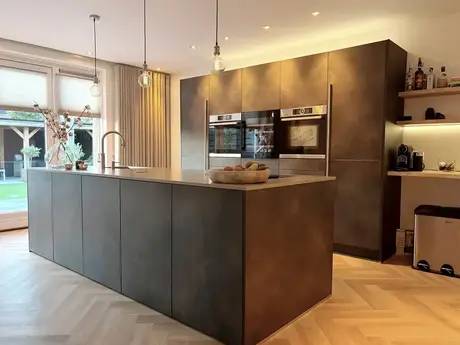 moderne keuken met een groot kookeiland