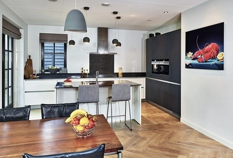 moderne keuken met een tafel en kunst