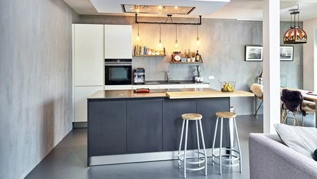 moderne keuken met eiland en barkrukken