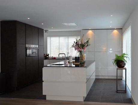 moderne keuken met eiland en bloemenvaas