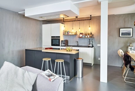 moderne keuken met eiland en stijlvolle verlichting