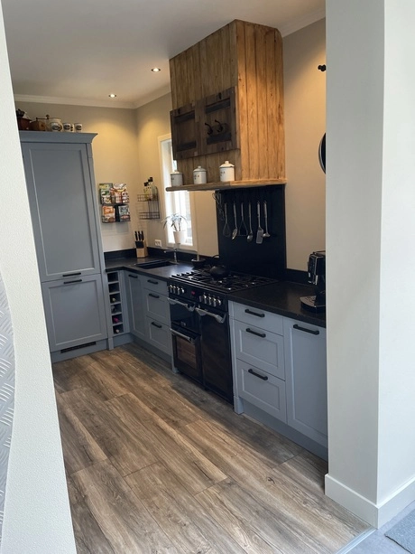 moderne keuken met gedeeltelijk houten afwerking boven