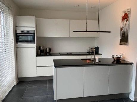 moderne keuken met grijze en witte kasten