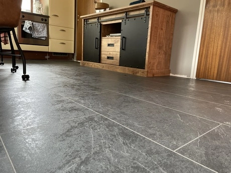 moderne keuken met grijze tegelvloer en kast