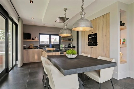 moderne keuken met houten accenten en strakke lampen