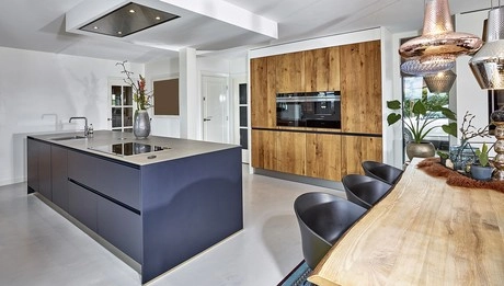 moderne keuken met houten en metalen elementen