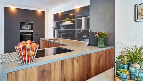 moderne keuken met houten en zwarte accenten