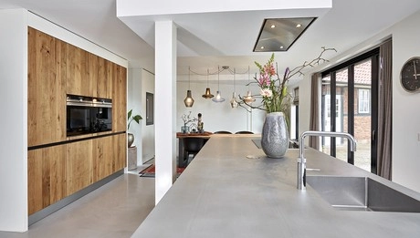 moderne keuken met houten kasten en eettafel