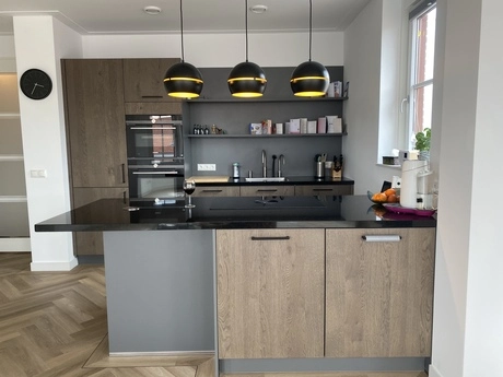 moderne keuken met houten kasten en eiland